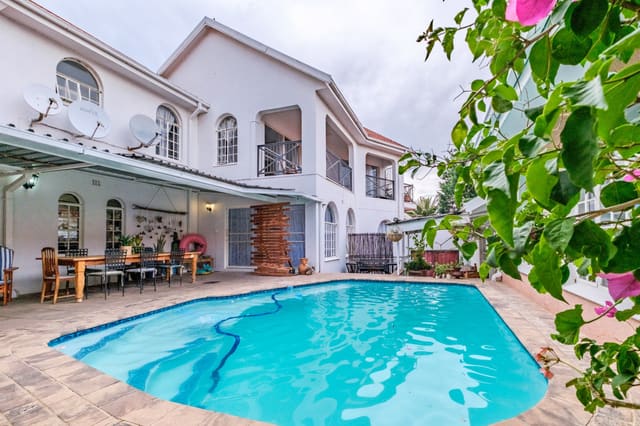 8 Bedroom House Plus Cottage in Parys